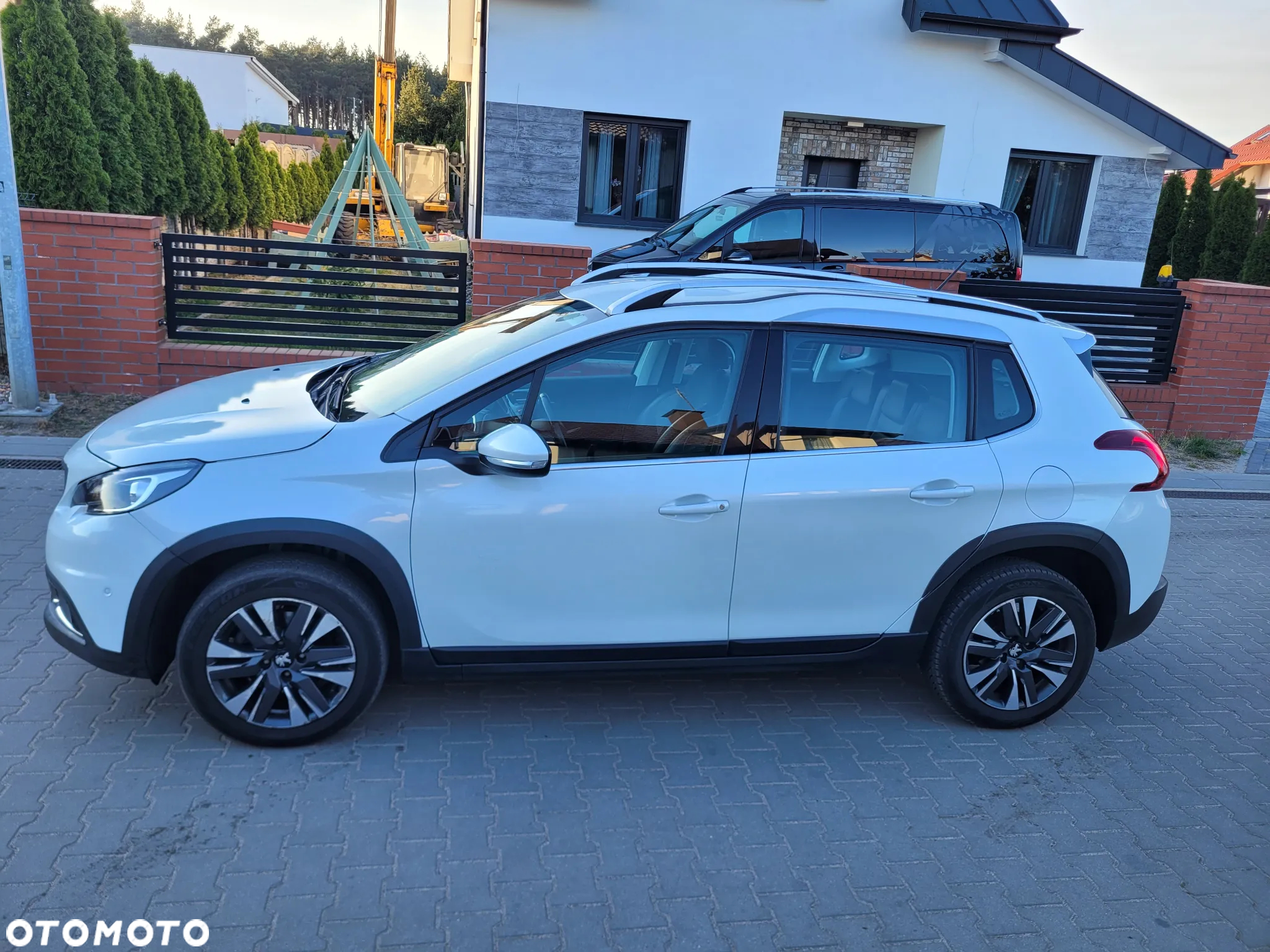 Peugeot 2008 1.2 Pure Tech Allure S&S - 4