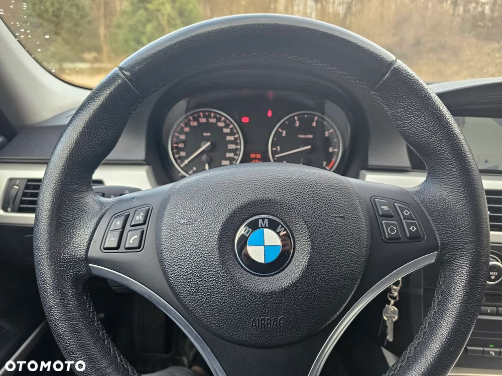 BMW Seria 3 318i Touring - 19