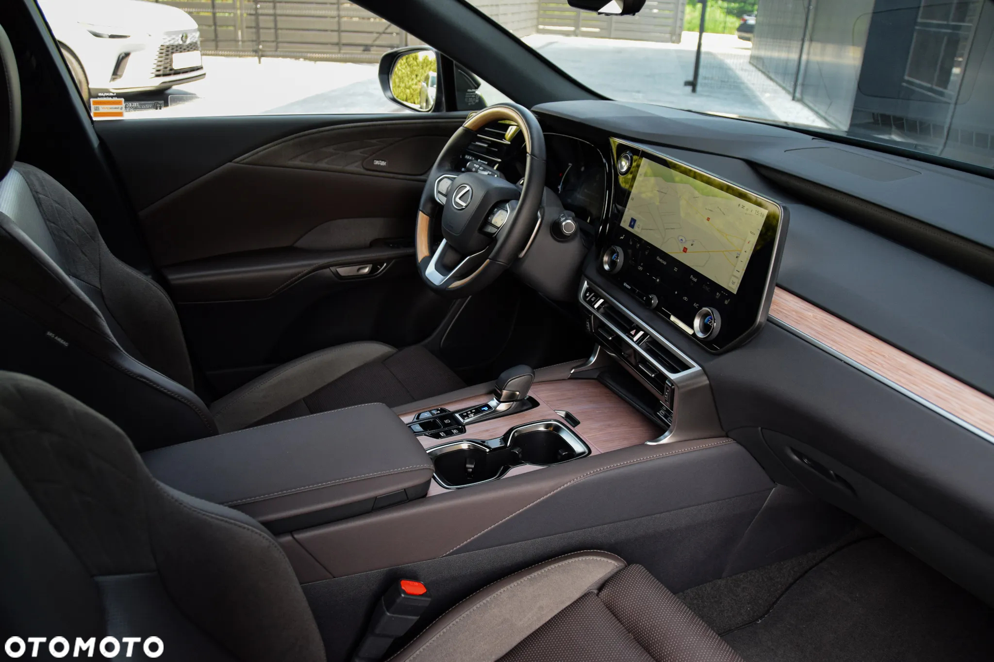Lexus RX 450h+ Omotenashi - 4