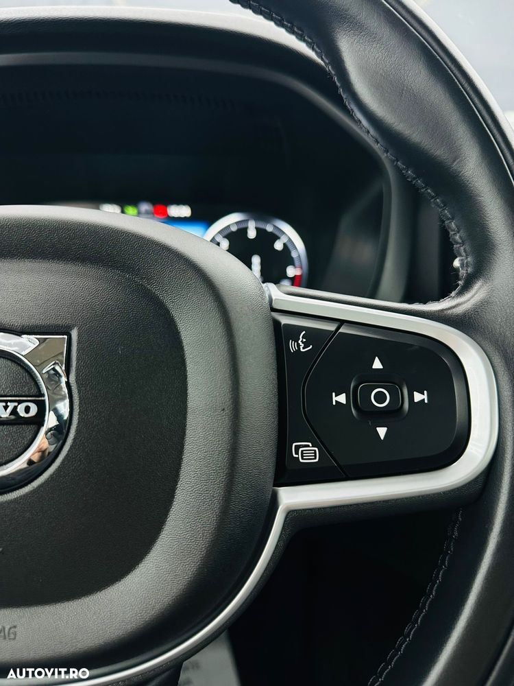 Volvo XC 60 B4 MHEV AT8 FWD Momentum Pro - 33