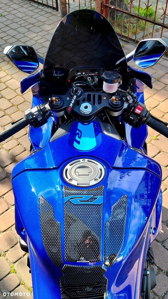 Yamaha R1 - 12