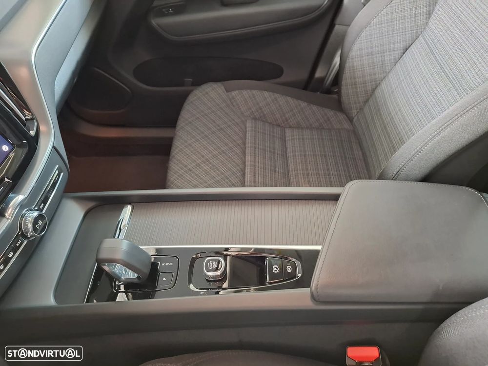 Volvo XC 60 2.0 T6 PHEV Core AWD - 28