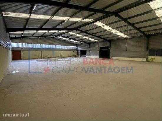 Armazém Industrial com Logradouro de Grande Dimensão no Centro de L... - Grande imagem: 3/14