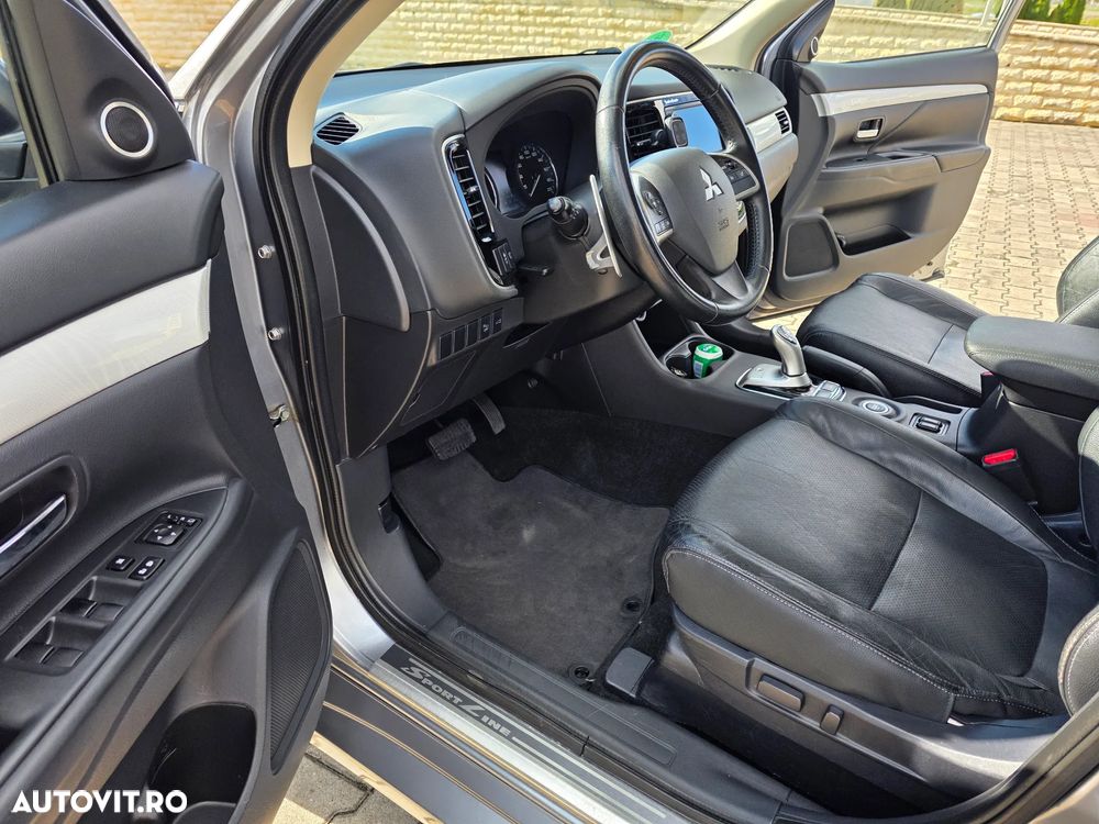 Mitsubishi Outlander 2.0 4WD Plug-In Hybrid Top - 24
