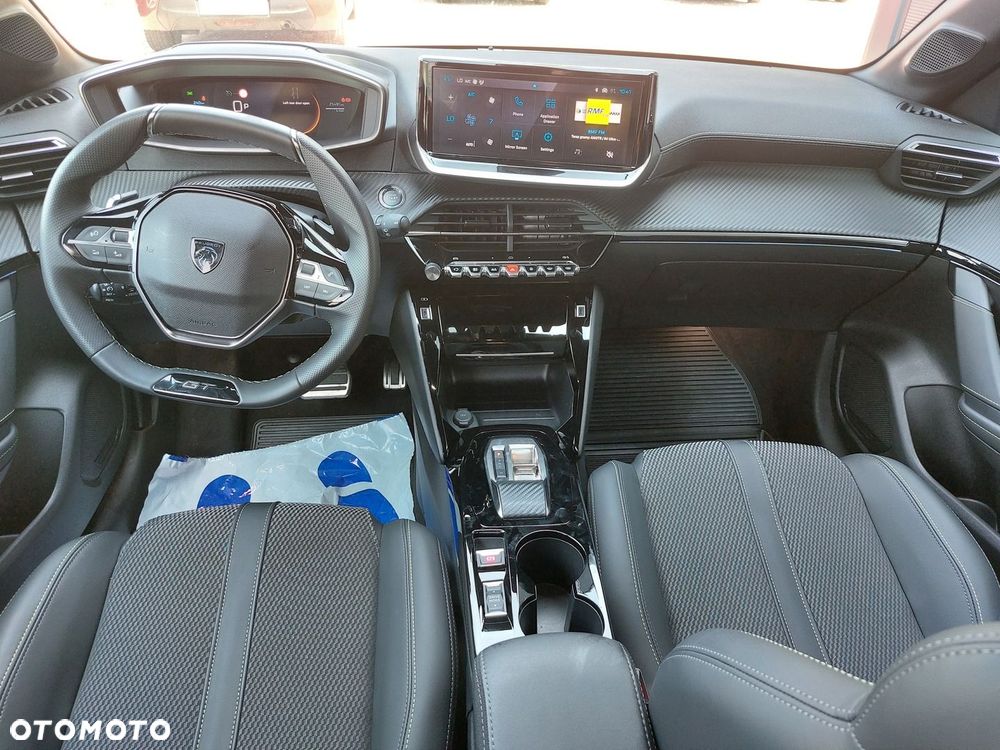 Peugeot 208 - 8
