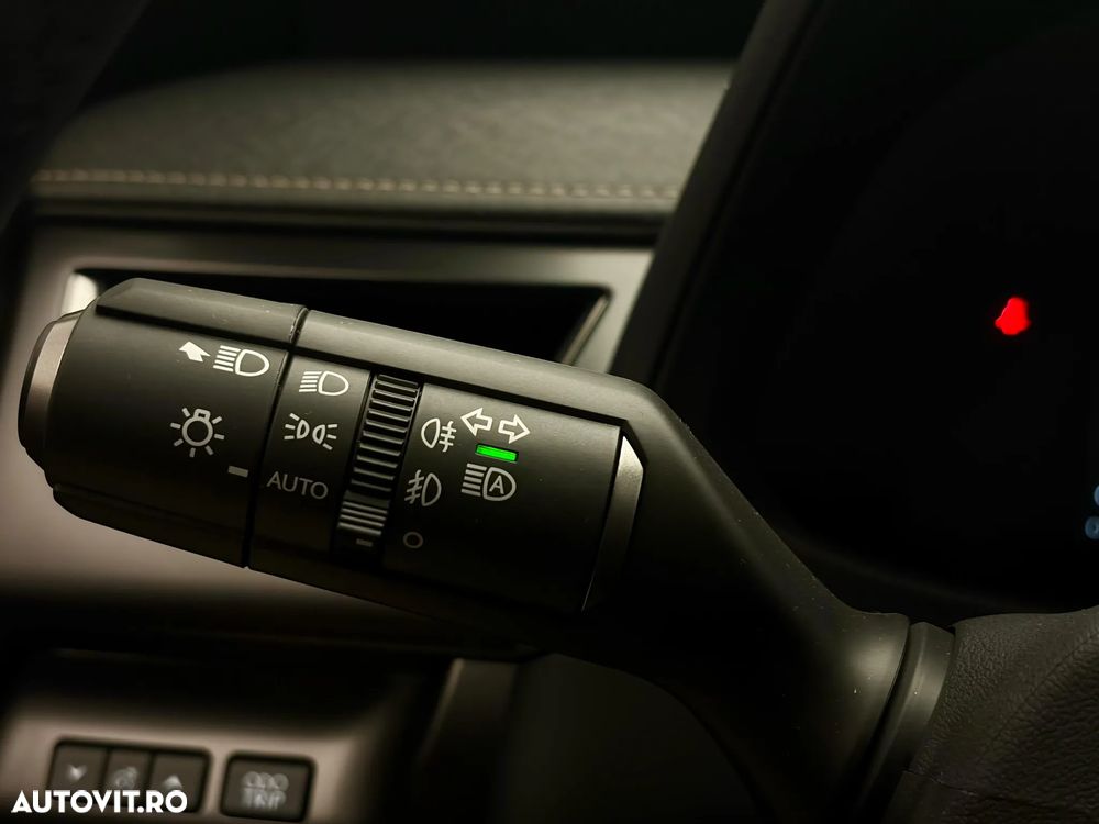 Lexus UX 300h AWD CVT HEV Business - 32