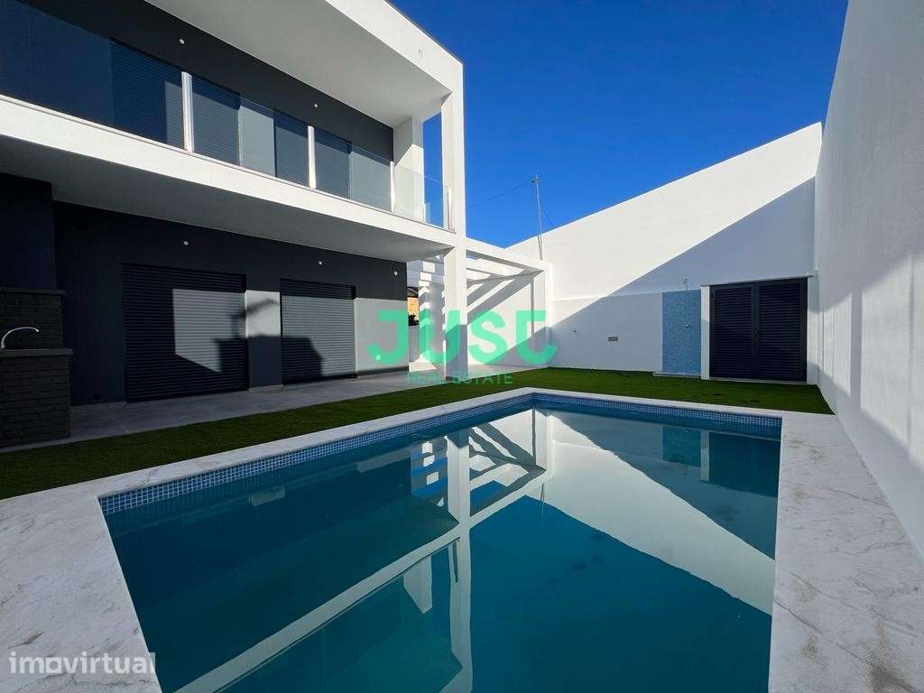 Moradia T4 com 3 suítes e piscina em Fernão Ferro. - Grande imagem: 2/23