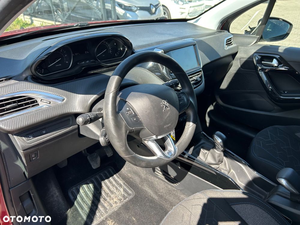 Peugeot 2008 BlueHDi 100 STOP & START Signature - 17