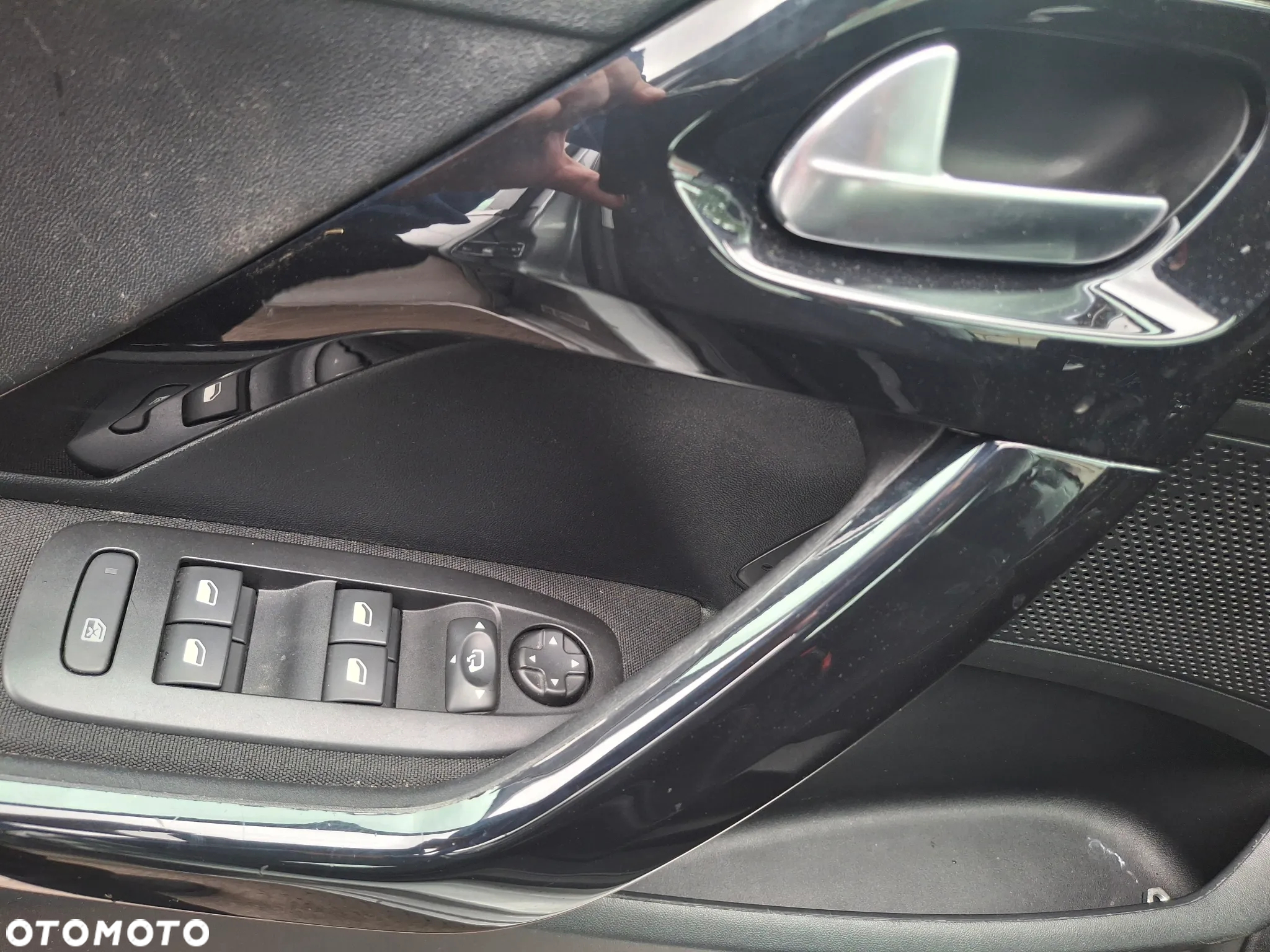 Peugeot 208 - 12