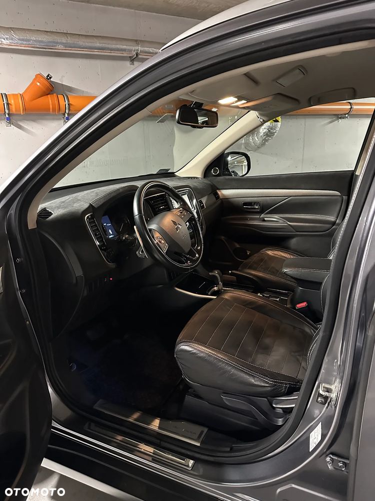 Mitsubishi Outlander - 2