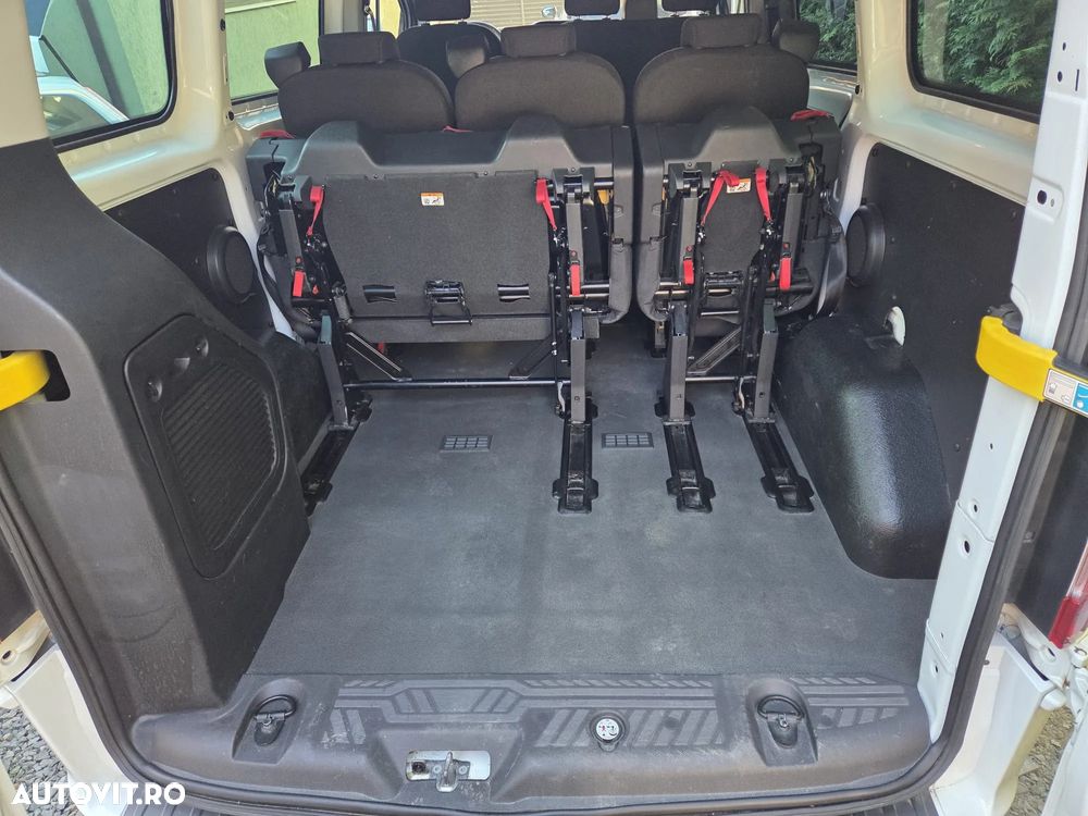 Ford Tourneo Custom - 12