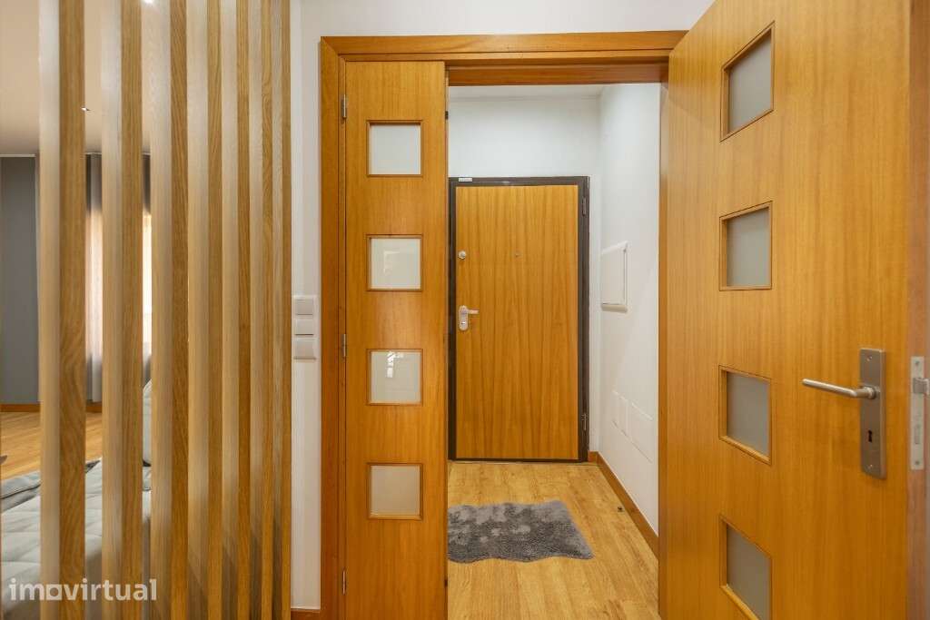 Moradia T4 com 2 Suites |Terraço| Salão na Cave | Condomínio Privado | - Grande imagem: 2/53