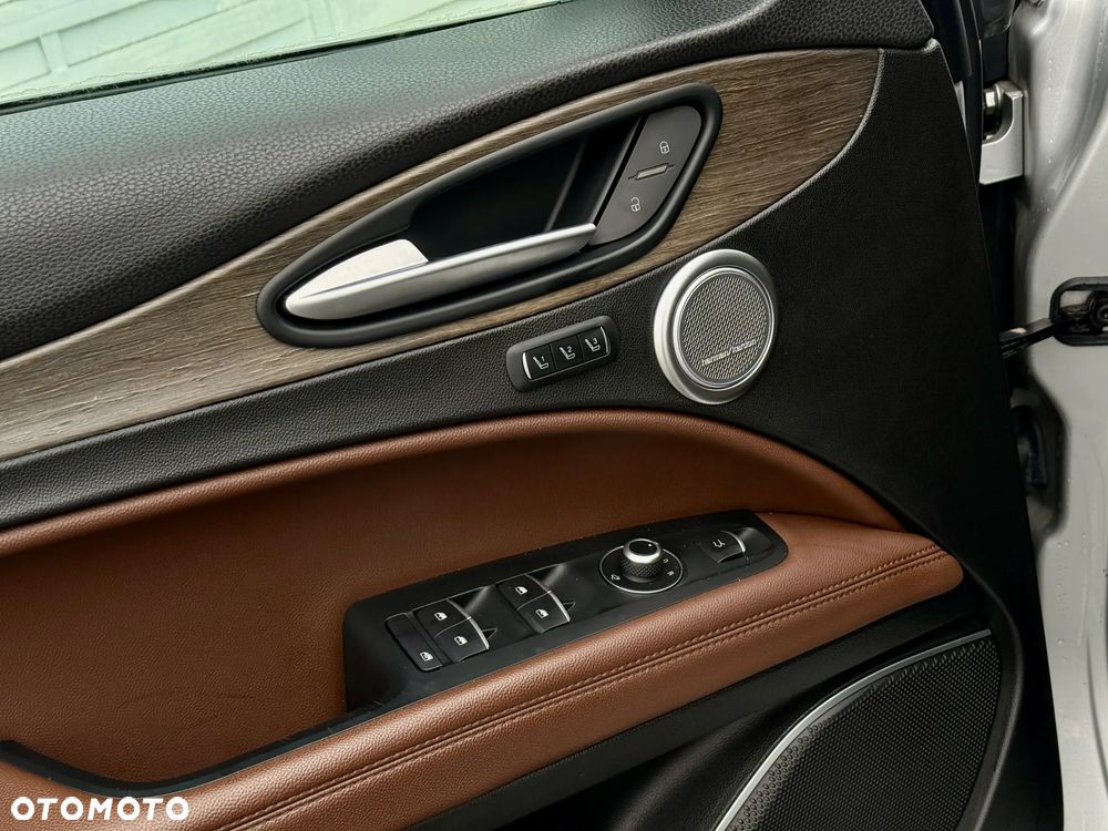 Alfa Romeo Stelvio 2.0 Turbo 16V AT8-Q4 Veloce Ti - 18