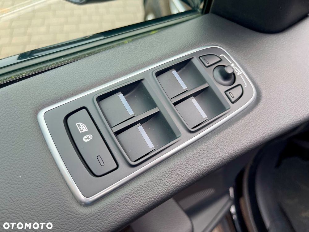 Jaguar F-Pace 25t AWD Portfolio - 19