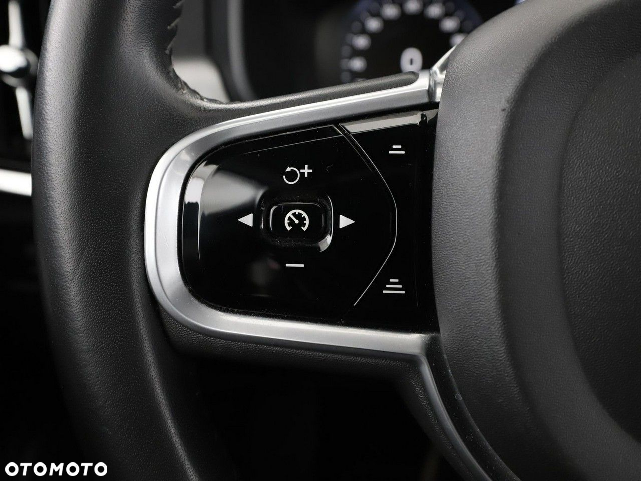 Volvo V90 D4 AWD Momentum - 33