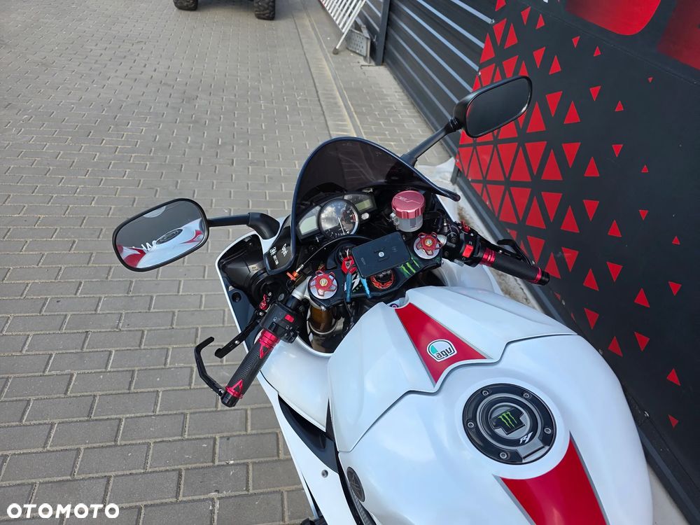 Yamaha R1 - 33