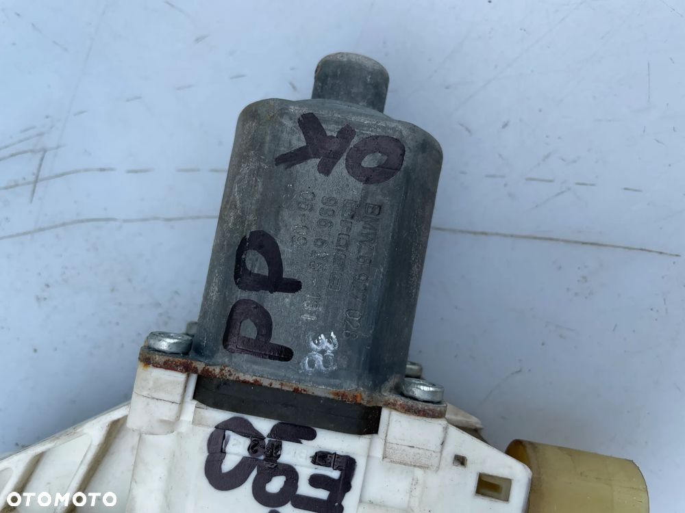 SILNICZEK SZYBY PRAWY PRZÓD BMW E90 SEDAN 6927028 - 2