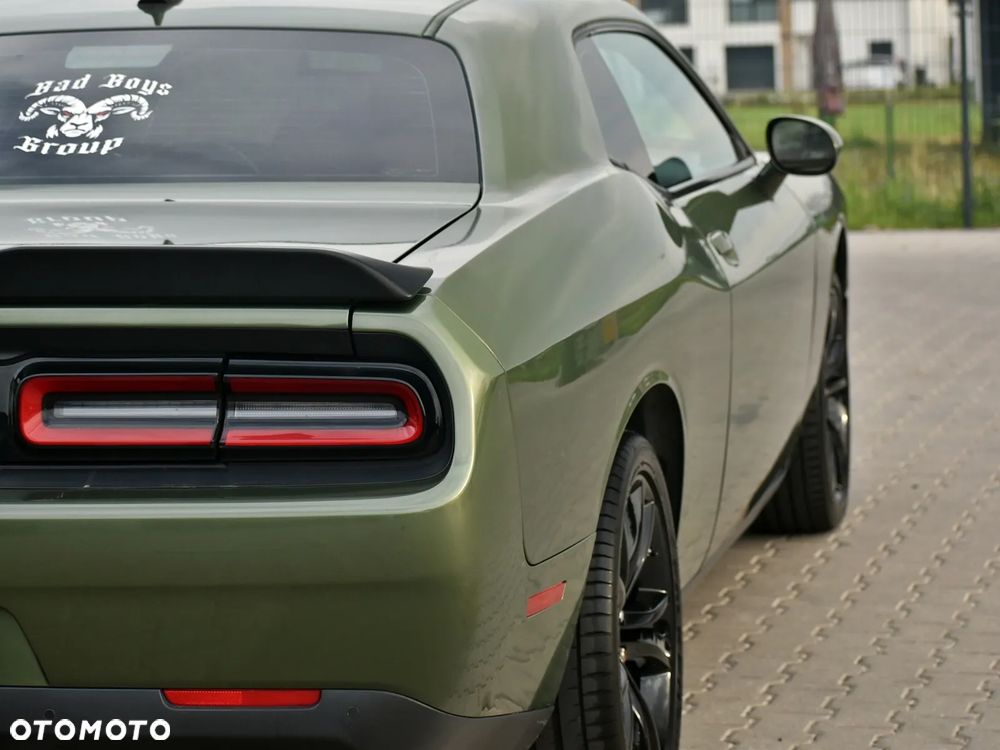 Dodge Challenger - 12