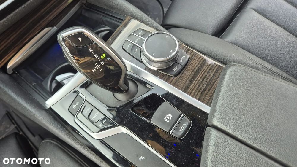 BMW Seria 5 530i GPF xDrive Sport Line sport - 26