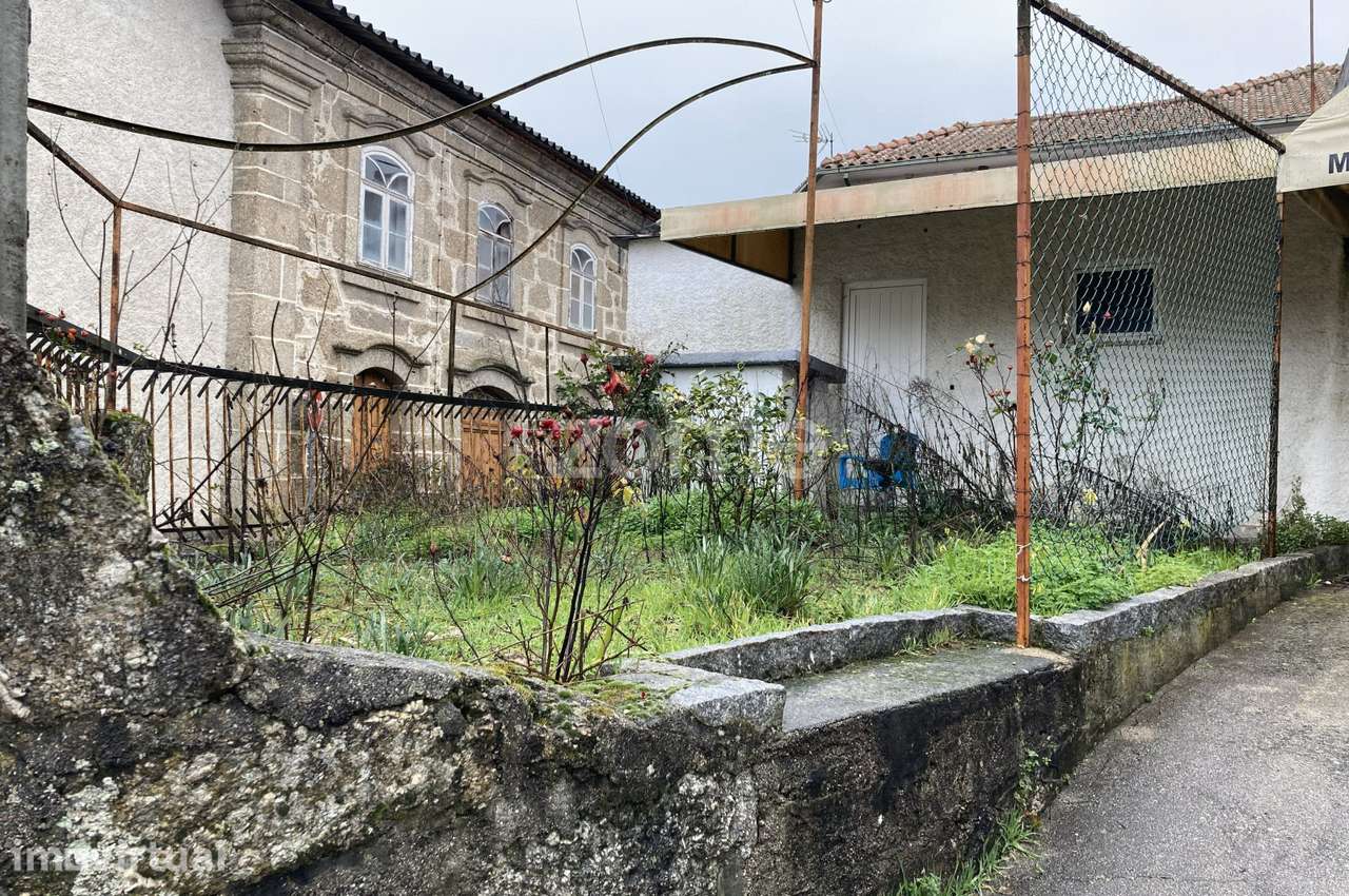 Moradia para recuperar com loja, garagem e arrumos - Grande imagem: 4/20