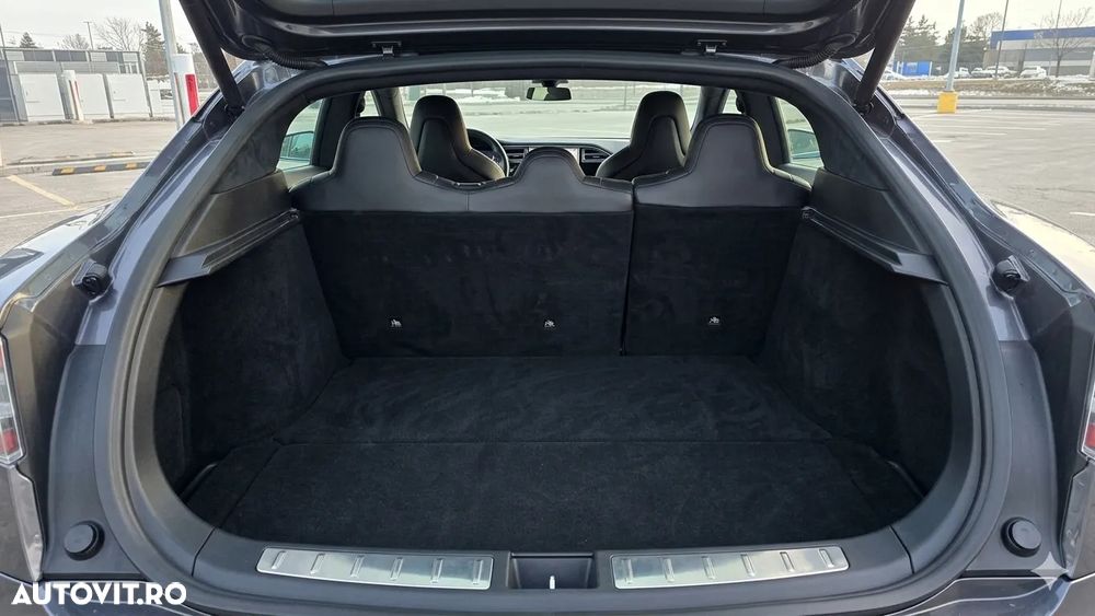 Tesla Model X - 11