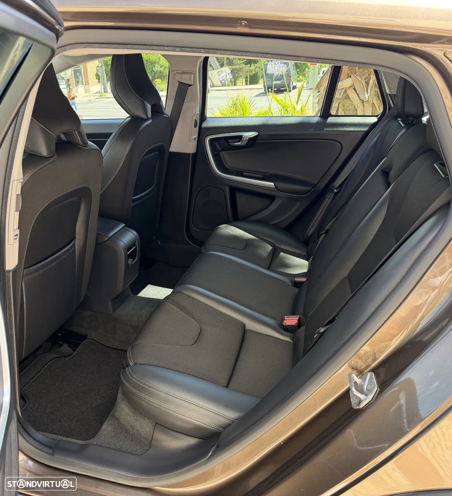 Volvo V60 2.0 D3 Momentum Geartronic - 19