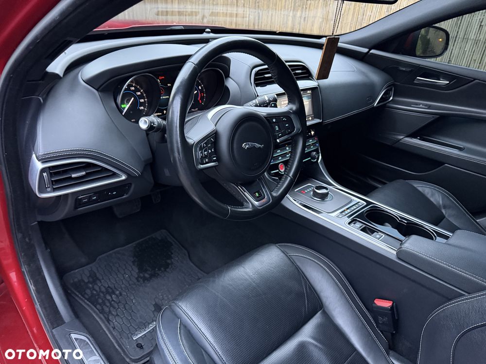 Jaguar XE - 13