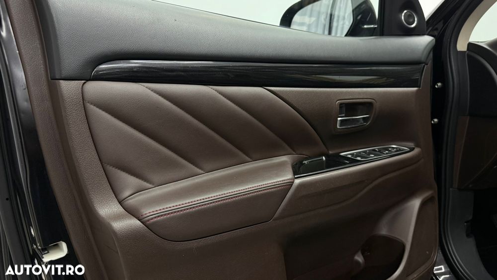 Mitsubishi Outlander 2.0 4WD Plug-In Hybrid - 30