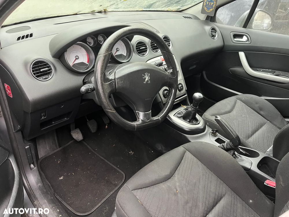 Dezmembrez Peugeot 308 1,6 HDI 2008 gri - 8