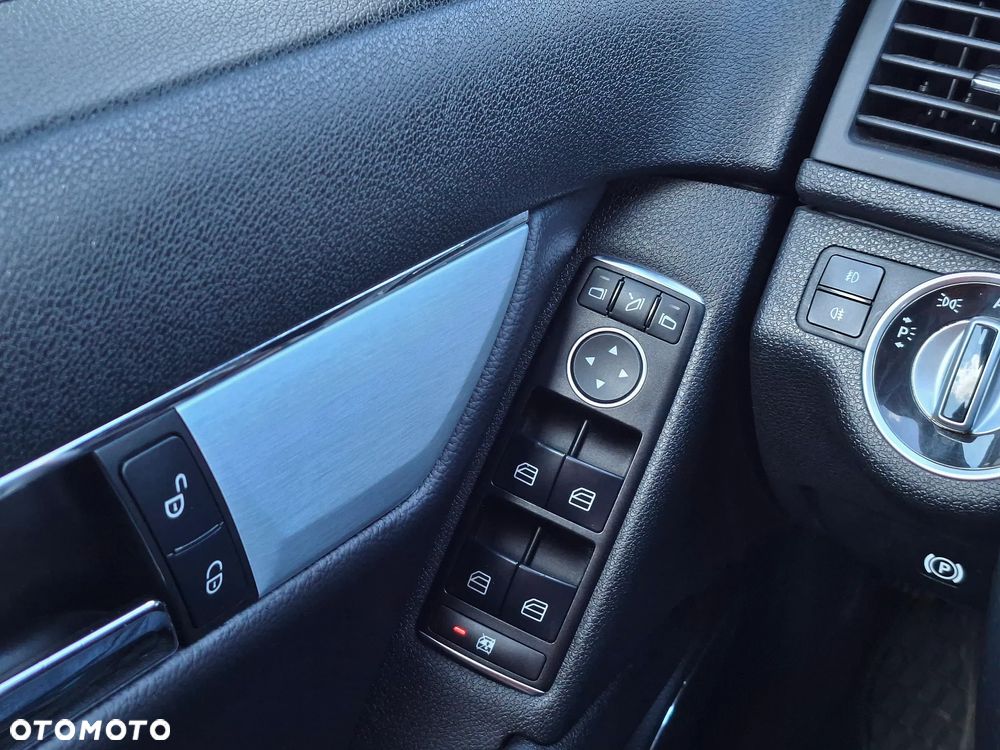 Mercedes-Benz Klasa C 180 CGI BlueEFFICIENCY Avantgarde - 32