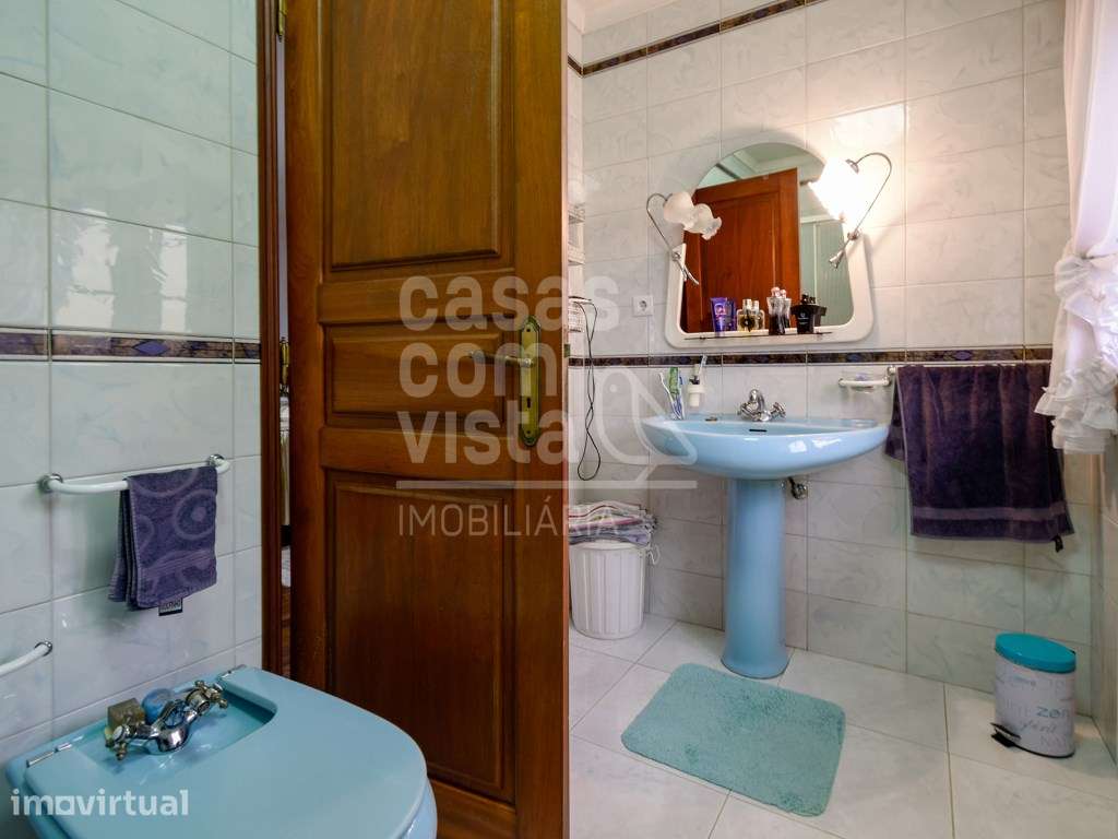 Moradia T4 em Leiria com garagem dupla e cave, ideal para projeto d... - Grande imagem: 5/26