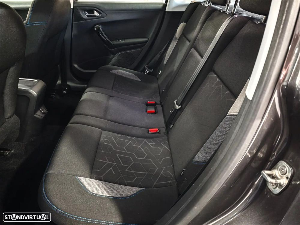 Peugeot 2008 1.2 PureTech Signature - 21