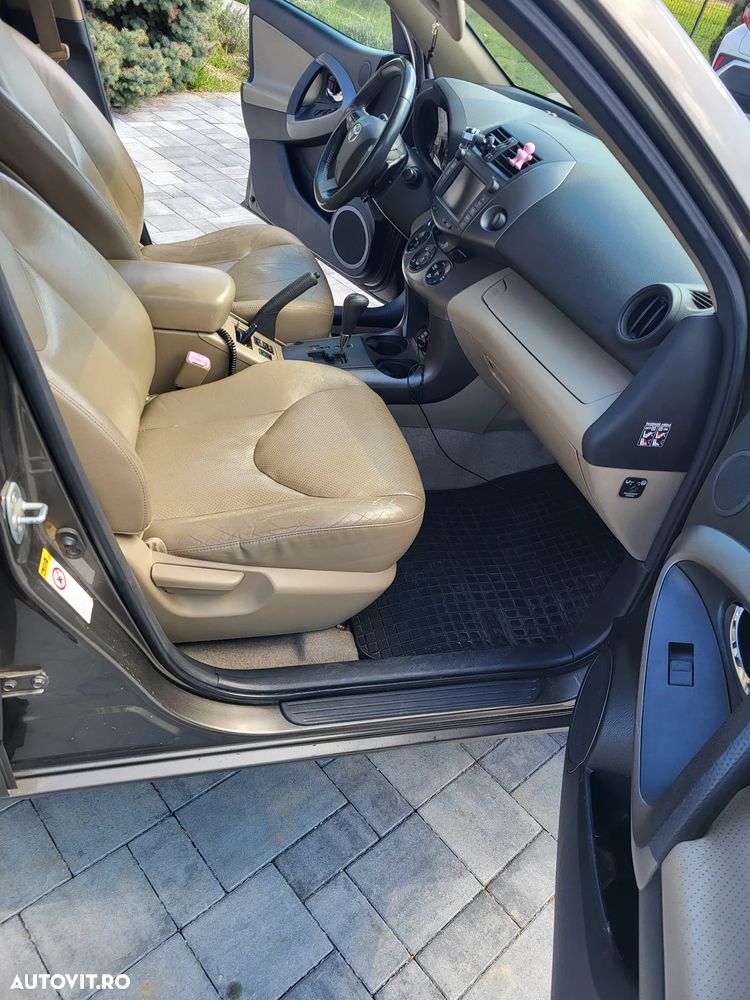 Toyota RAV4 - 8