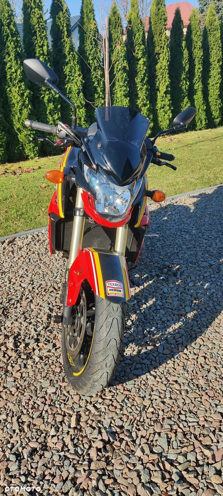 Suzuki GSR - 16