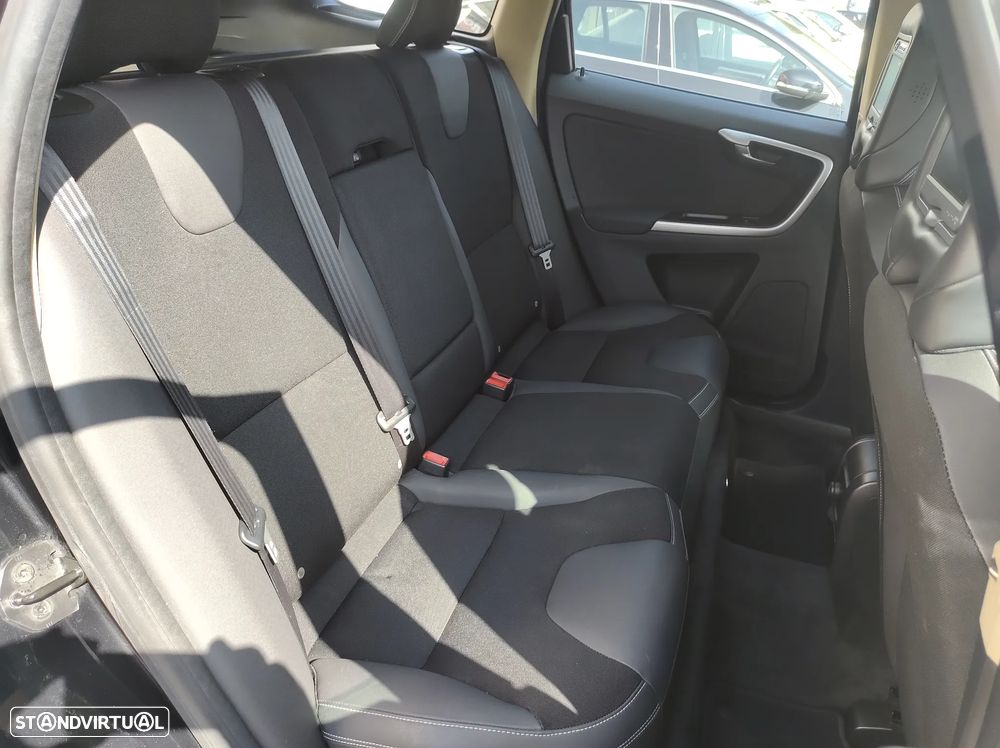Volvo XC 60 2.4 D Drive Momentum - 17