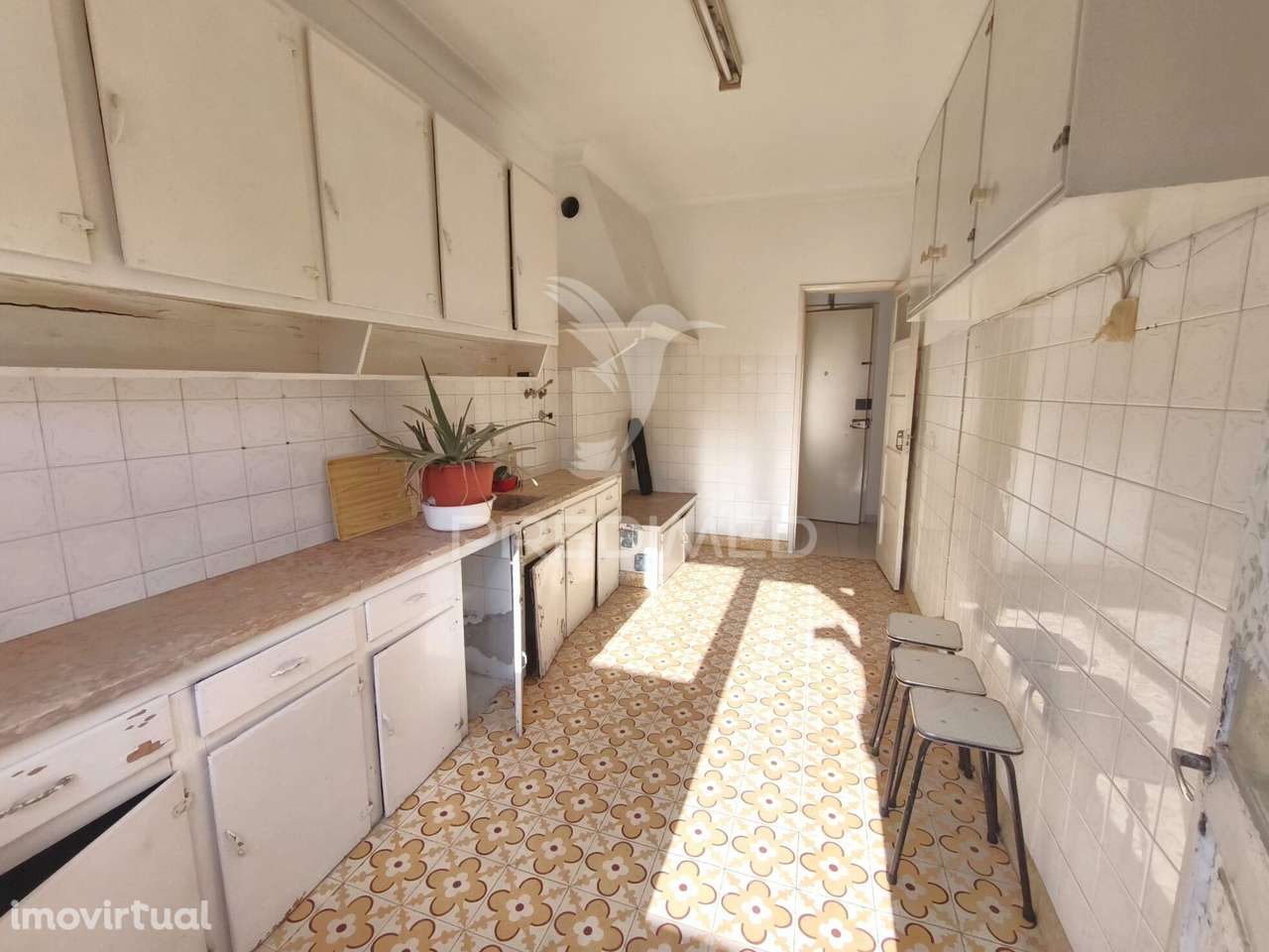 Apartamento T3 com enorme potencial na Cova da Piedade - Grande imagem: 3/20