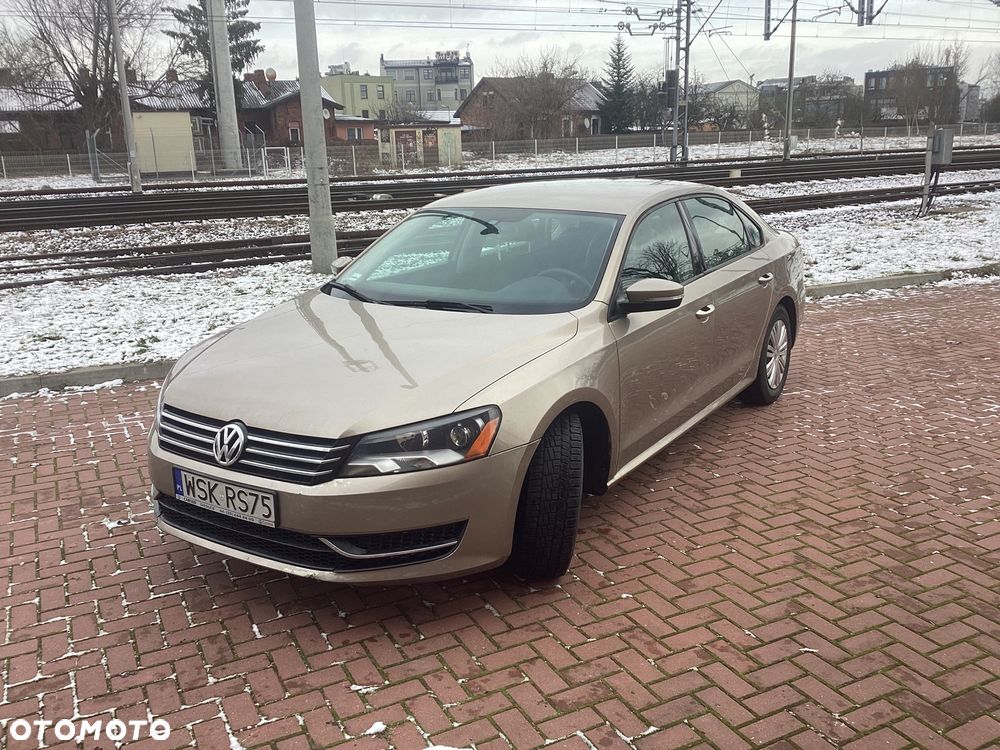 Volkswagen Passat - 1