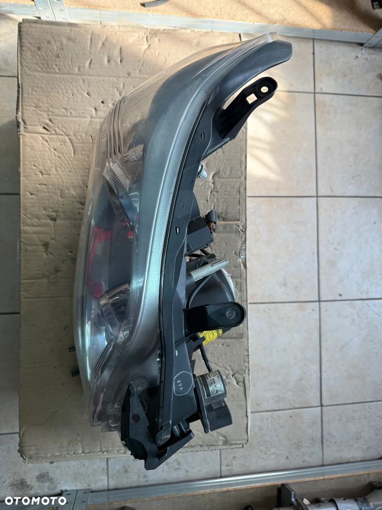 Reflektor / lampa przód przednia prawa Toyota Land Cruiser 150 - oryginalna - 2