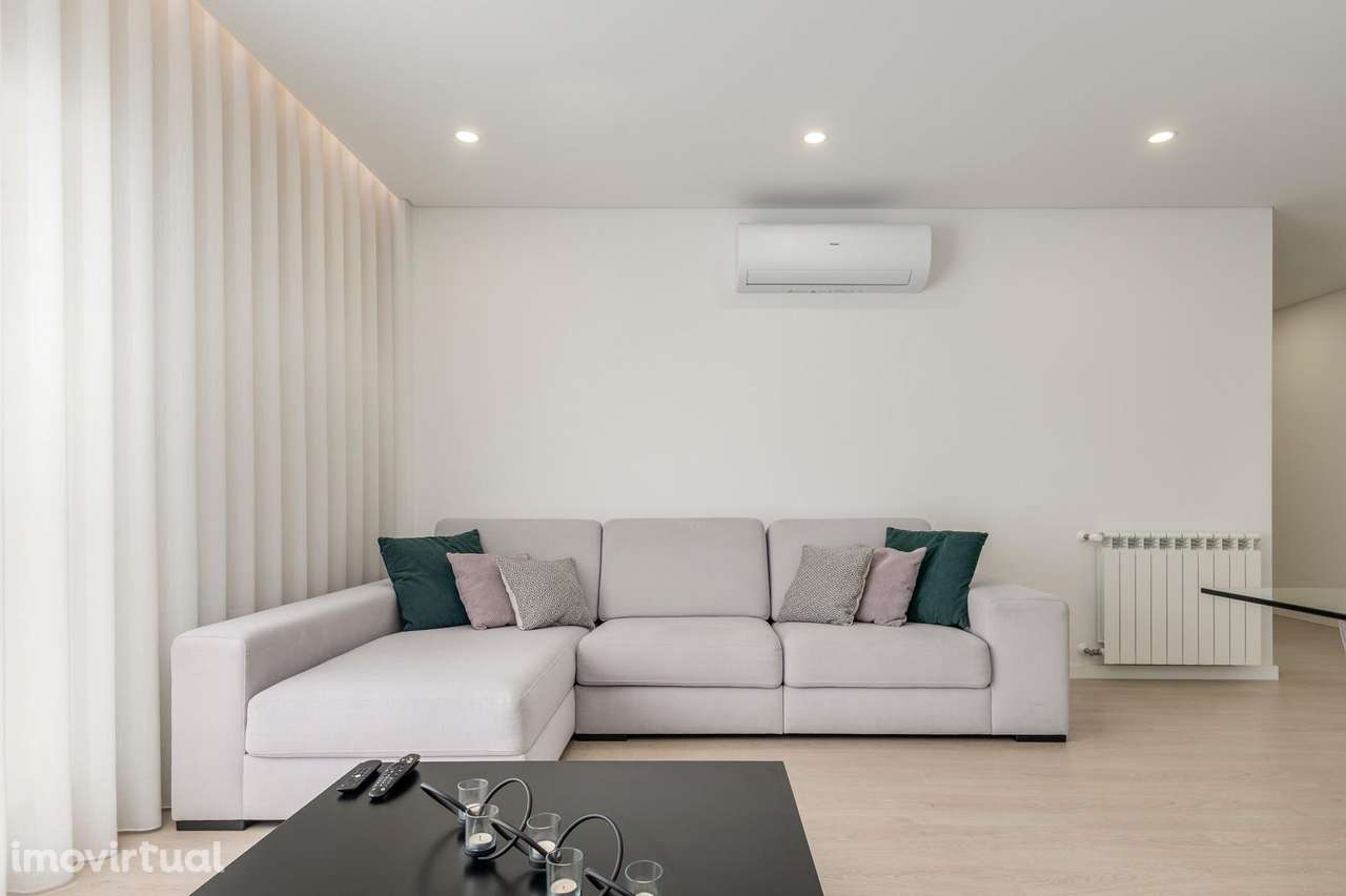 T2 Moderno (2020) com Box para 2 Carros na Urb Casas do Lago,... - Grande imagem: 3/28