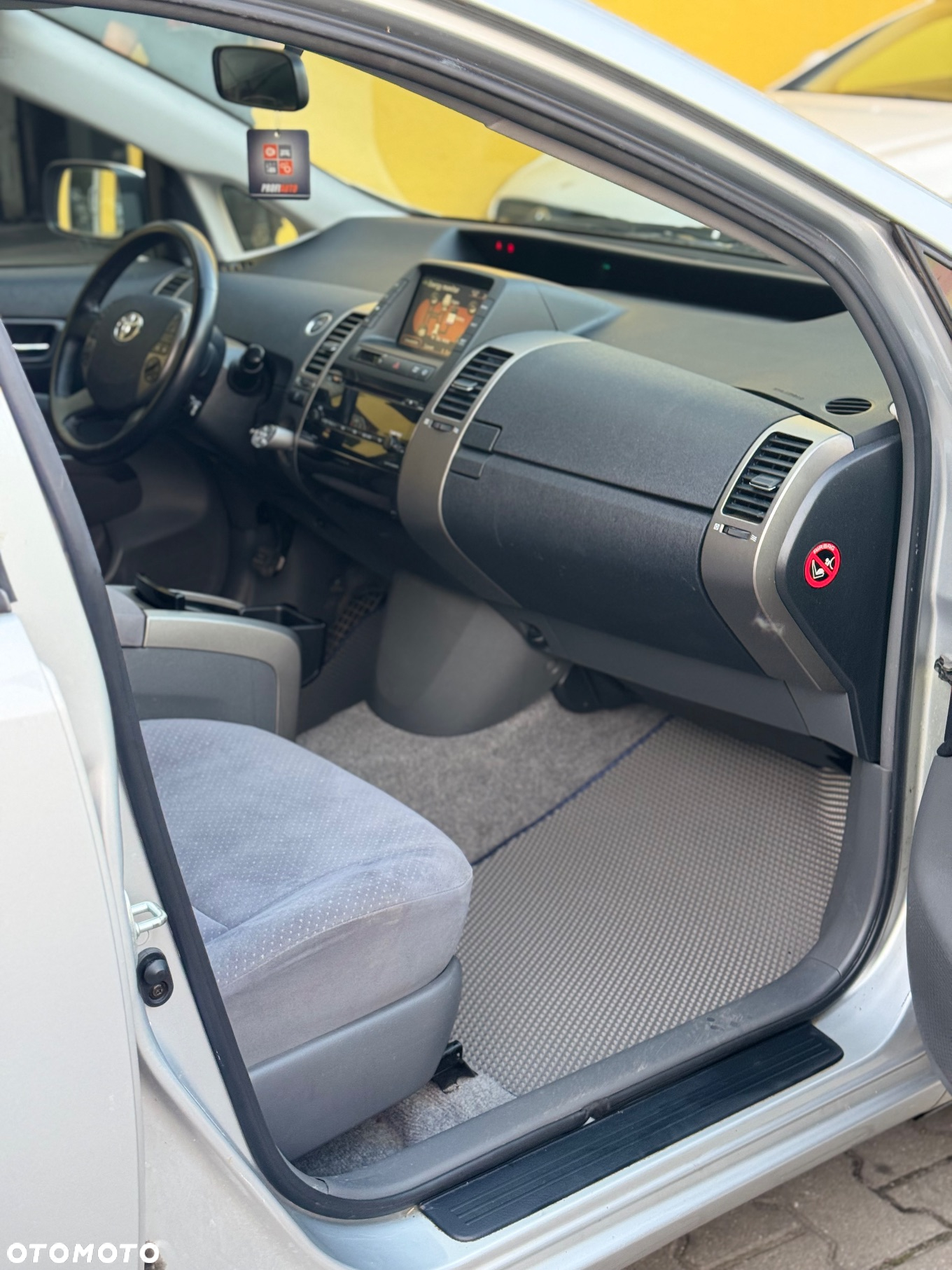 Toyota Prius (Hybrid) Executive - 17