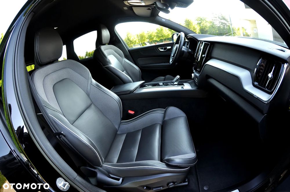 Volvo XC 60 B4 D Plus Dark - 25