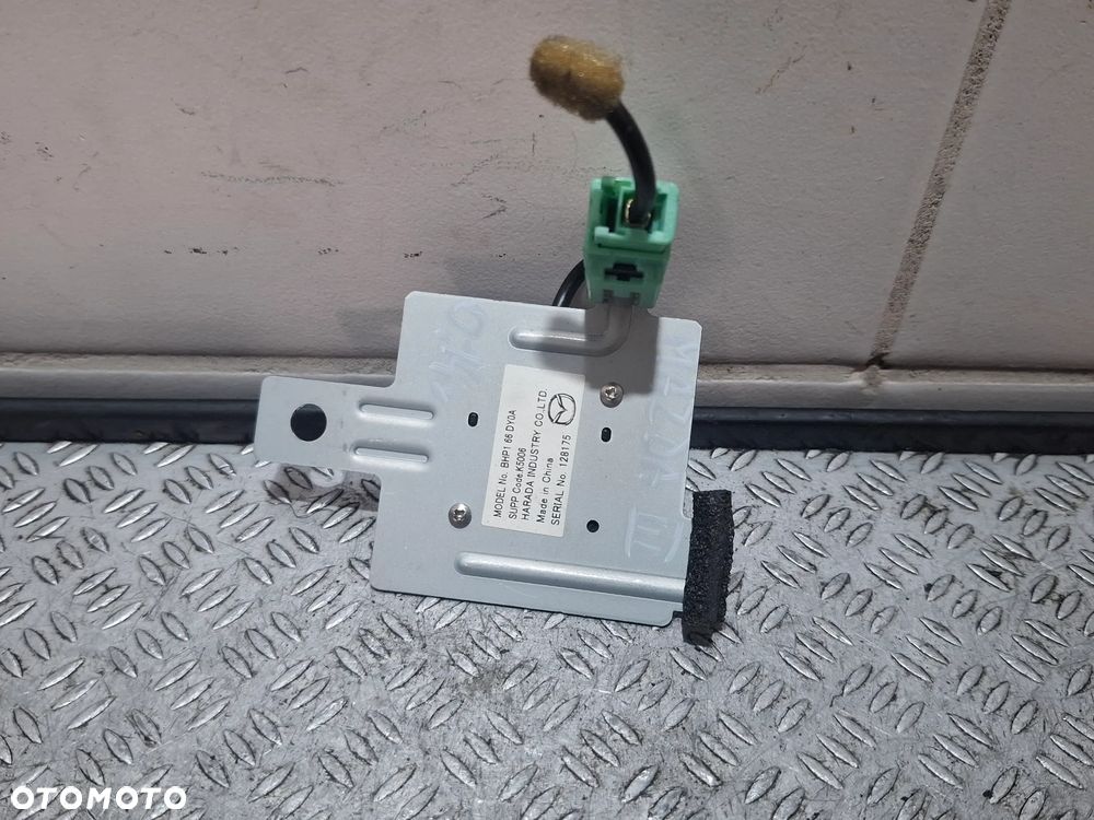 Antena GPS Mazda 3 2014 rok BHP166DY0A - 2