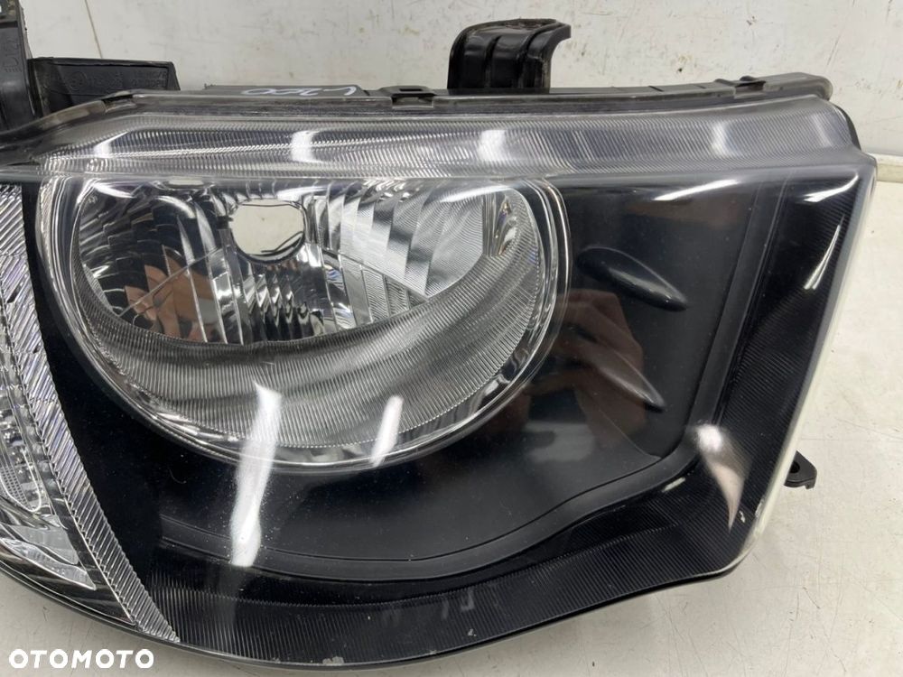 Lampa reflektor Mitsubishi L200 KA KB 05-10r. PRAWA przednia H4 oryginalna prawy przód EU 8301b462 - 8