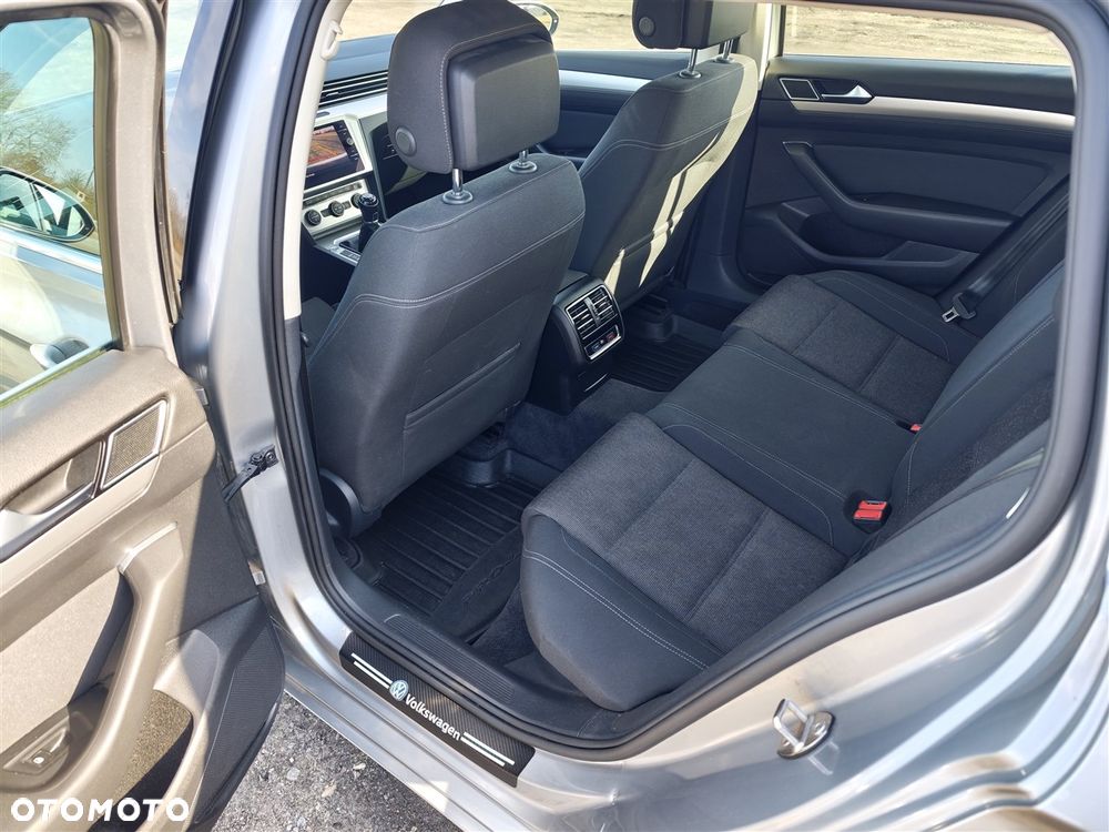 Volkswagen Passat - 33