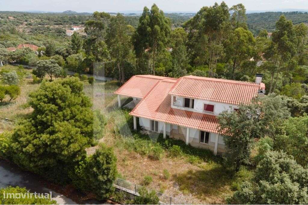 Moradia T5 isolada com terreno a 7 km do Santuário de Fátima - Grande imagem: 2/30