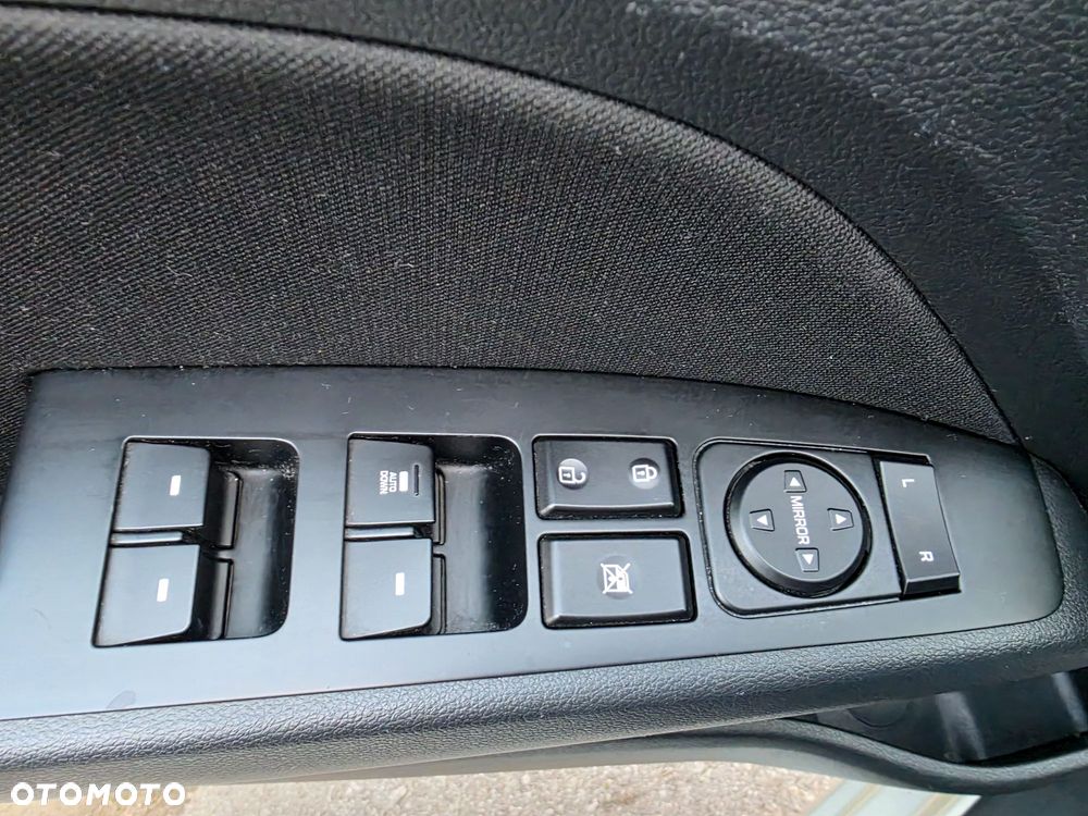 Hyundai Elantra 1.6 Comfort - 24