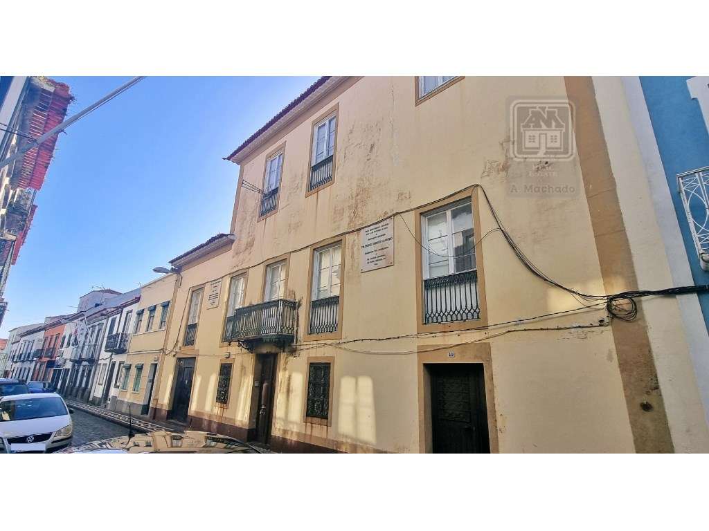 AMPLO EDIFÍCIO - MORADIA com QUINTAL no centro histórico Ponta Delg... - Grande imagem: 3/49