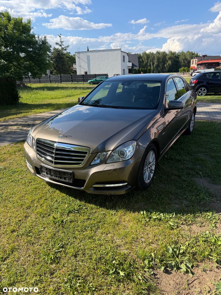 Mercedes-Benz Klasa E 300 CDI DPF BlueEFFICIENCY 7G-TRONIC Avantgarde - 40