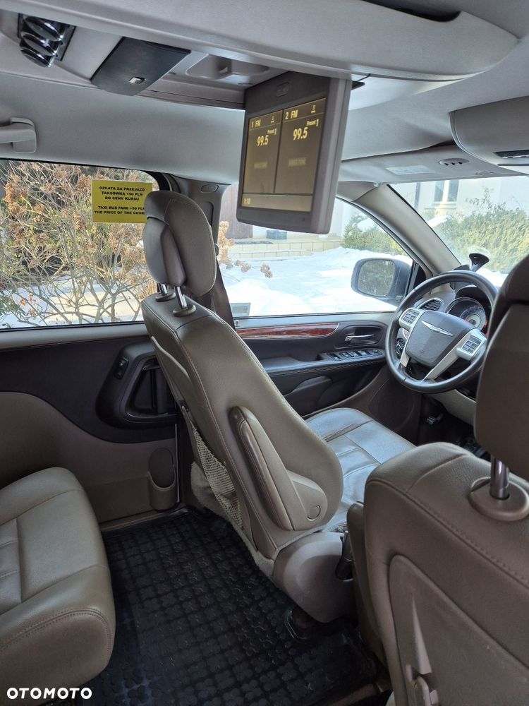 Chrysler Town & Country - 3