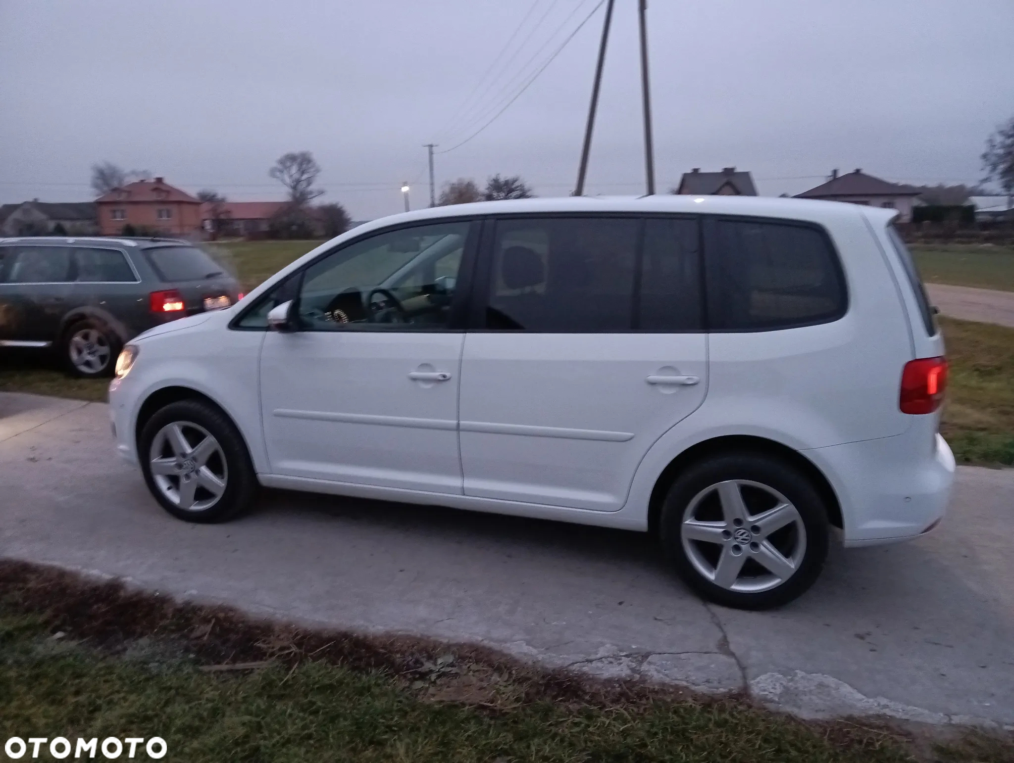 Volkswagen Touran 2.0 TDI DPF BlueMotion Technology DSG Comfortline - 11